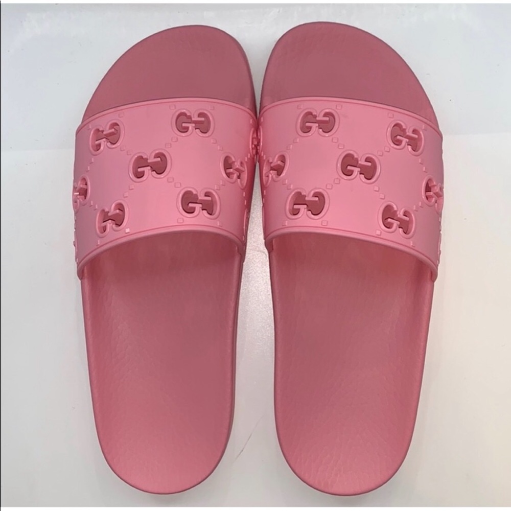 **$125 FIRM** Women’s GG slide rubber sandal